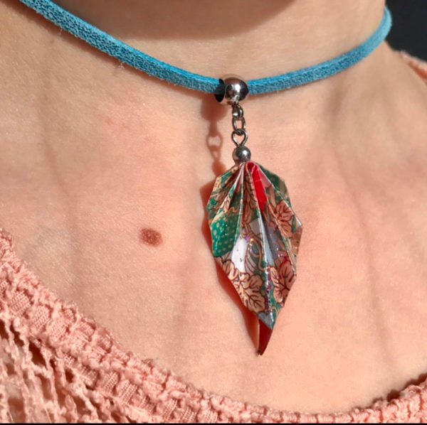 Collier bleu ciel et argenté origami PLUME