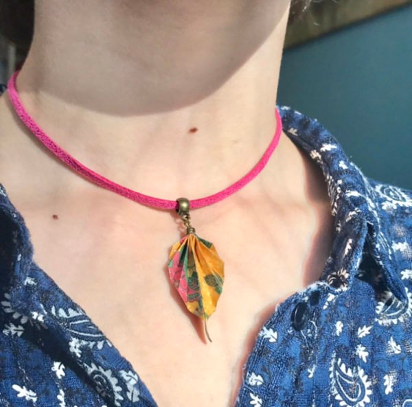 Collier fuchsia et doré origami PLUME