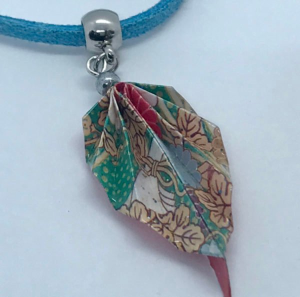Collier bleu ciel et argenté origami PLUME